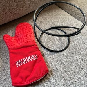 NWOT Red DiGiorno Oven Mitt and Black Metal Pizza Stand